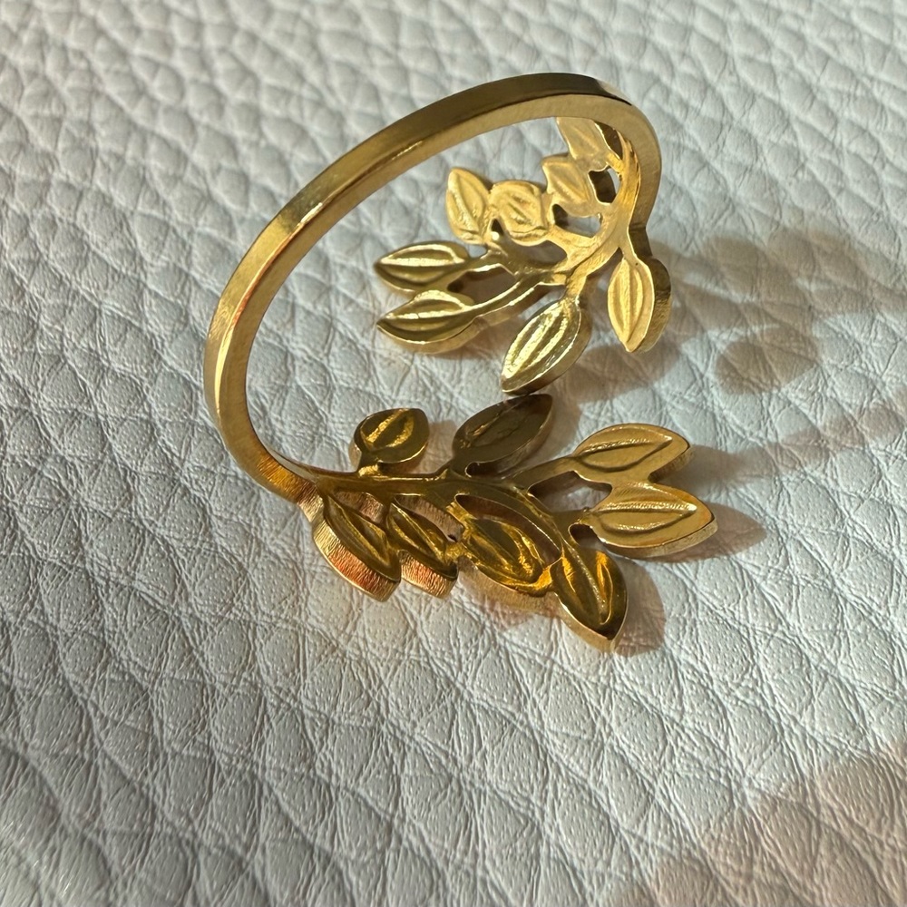Gold tone Leaf Design Ring -size 9 - Picture 2 of 5